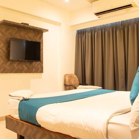 J R Residency Hotel Navi Mumbai Bagian luar foto