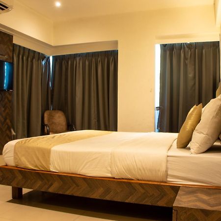 J R Residency Hotel Navi Mumbai Bagian luar foto