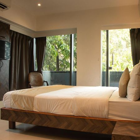 J R Residency Hotel Navi Mumbai Bagian luar foto