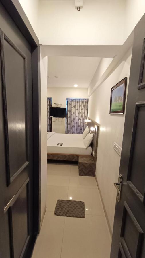 J R Residency Hotel Navi Mumbai Bagian luar foto