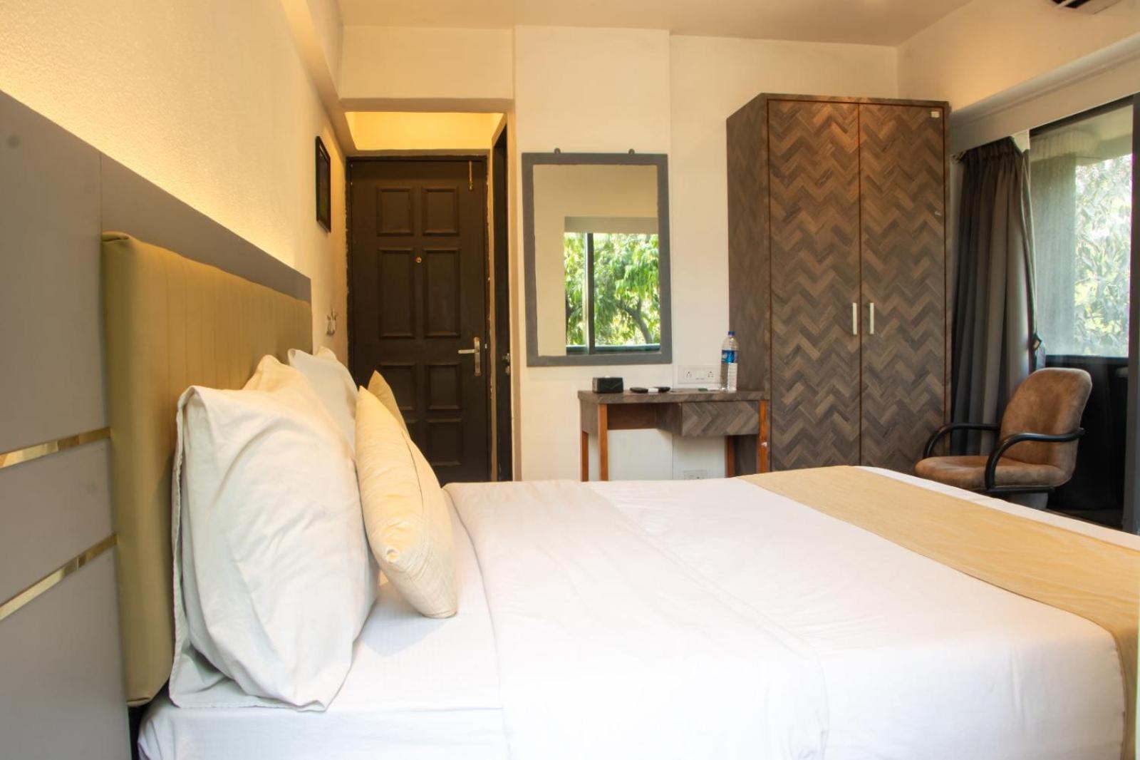 J R Residency Hotel Navi Mumbai Bagian luar foto