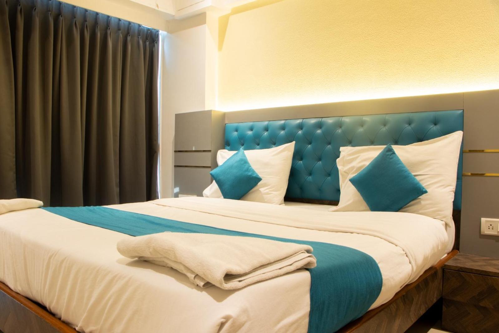 J R Residency Hotel Navi Mumbai Bagian luar foto