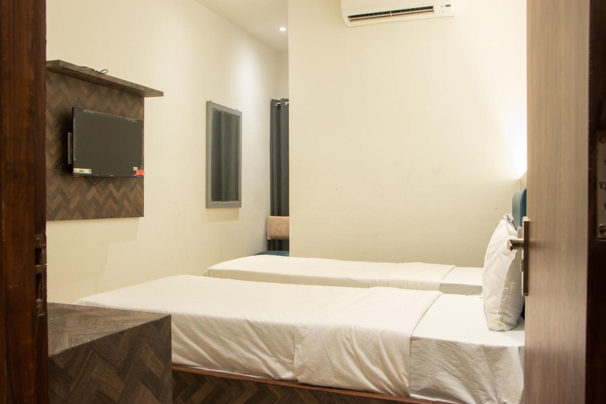 J R Residency Hotel Navi Mumbai Bagian luar foto