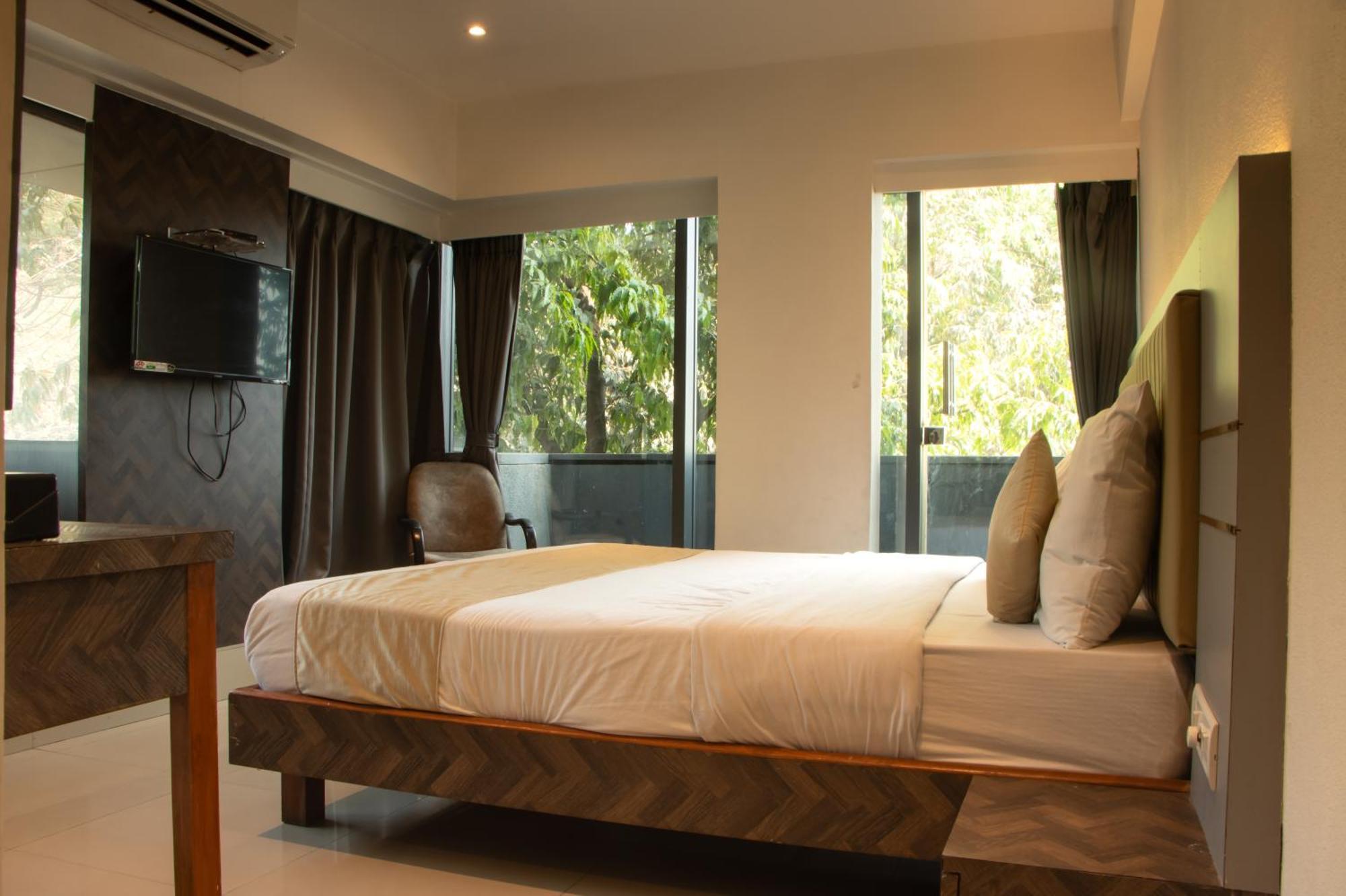 J R Residency Hotel Navi Mumbai Bagian luar foto