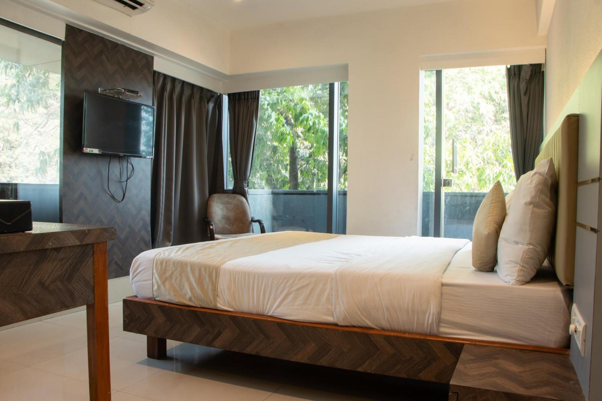 J R Residency Hotel Navi Mumbai Bagian luar foto